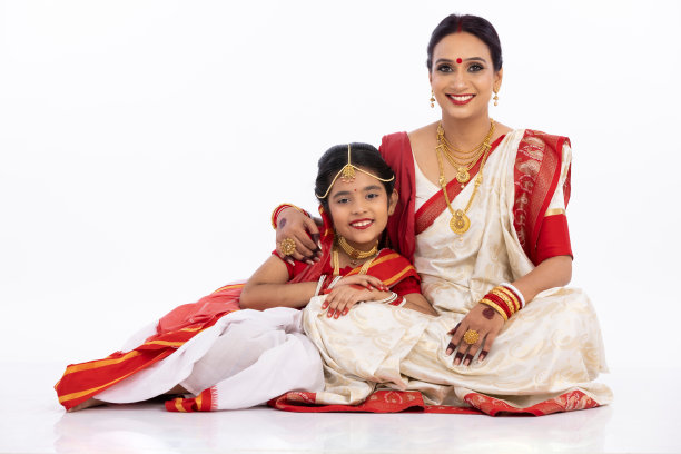 快乐的孟加拉母女一起度过闲暇时光图片下载