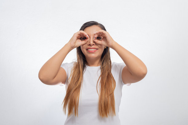 一个人望向远方的肖像。图片下载