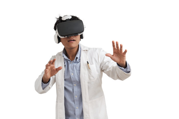 年轻的秘鲁男性科学家使用虚拟现实头盔，孤立。图片下载