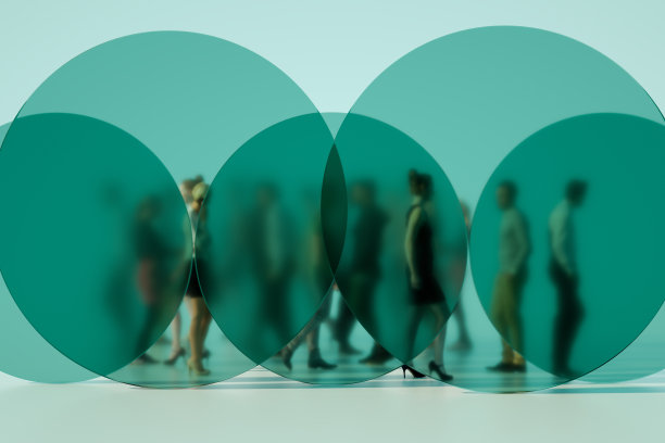 模糊的商人在玻璃框后面图片下载