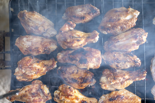 多汁的烤串和烤架上图片下载