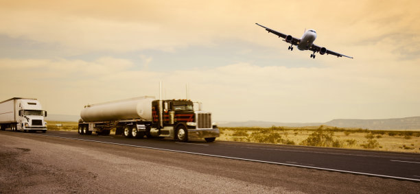 卡车和飞机，66号公路。图片下载
