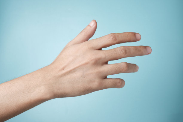 手孤立在蓝色背景上图片下载