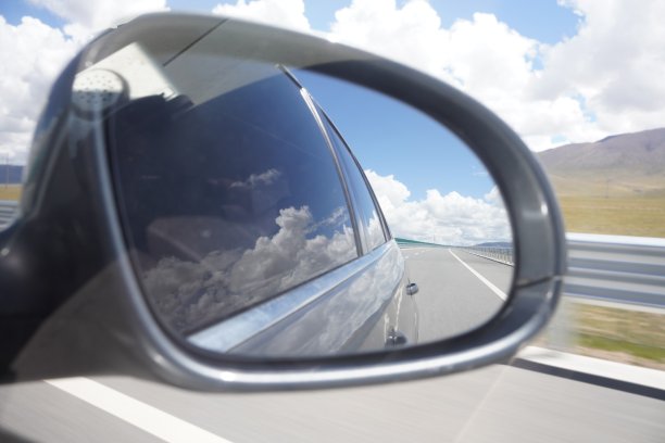 道路上的后视镜图片下载