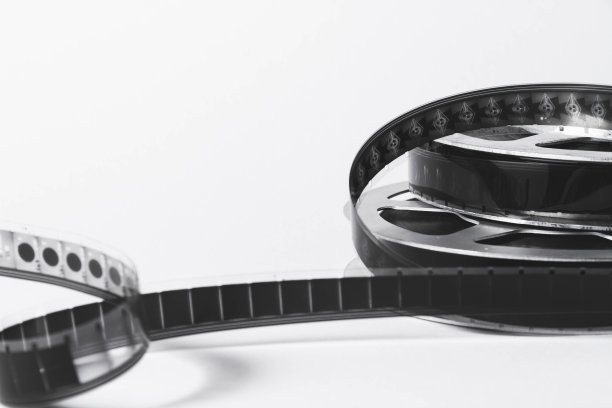 在白色背景上孤立的老式胶片条。在胶片上拍摄镜头。图片下载