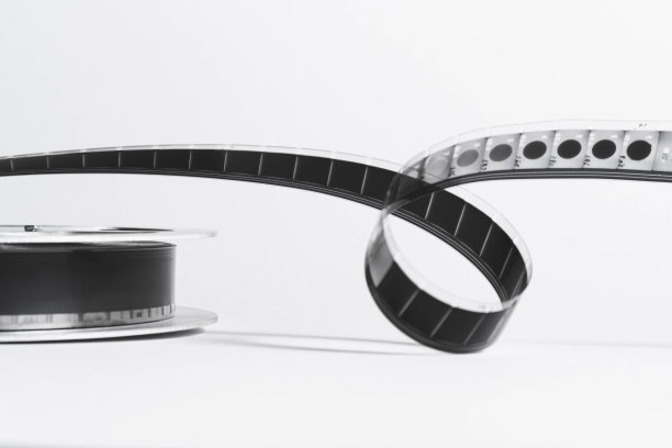 在白色背景上孤立的老式胶片条。在胶片上拍摄镜头。图片下载