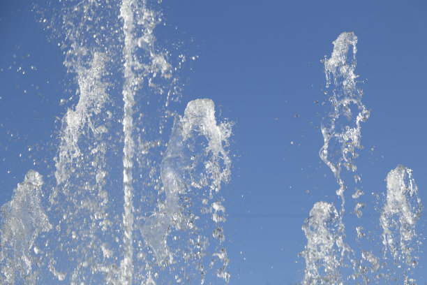 自流干净的水。图片下载