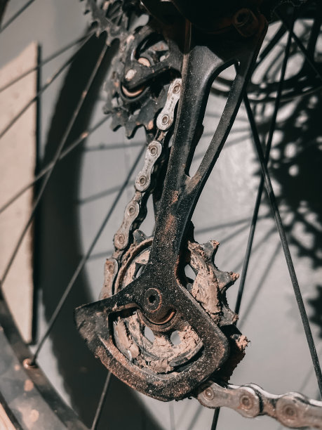 泥泞的齿轮图片下载