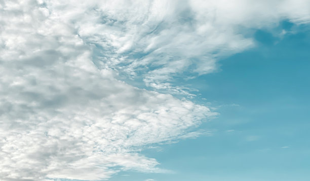 抽象的云彩背景，美丽的天空和云彩自然条纹图片下载