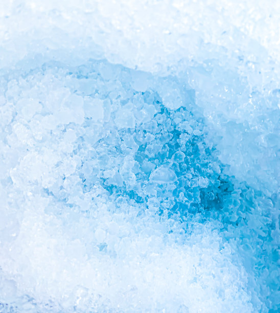 冰块的形状已经被调整为添加了颜色，它将帮助刷新，让你感觉很好。冰的背景图片下载