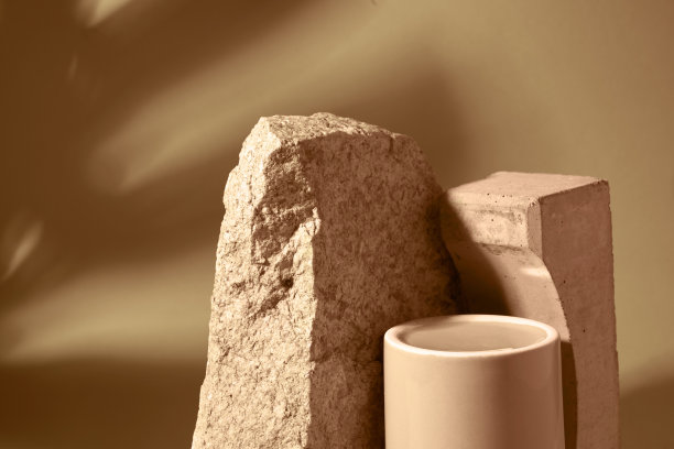 讲台上的石板和一块瓦片以米色为背景图片下载