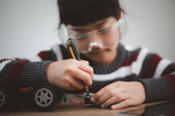亚洲学生在家学习编程机器人汽车和电子板电缆的STEM, STEAM，数学工程科学技术计算机代码的机器人概念的孩子。图片下载