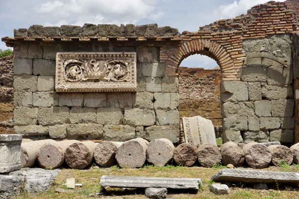 罗马广场，也因其拉丁名字Forum Romanum(意大利语:Foro Romano)而闻名，是一个长方形的广场，周围是罗马市中心几座重要的古代政府建筑的废墟。图片下载
