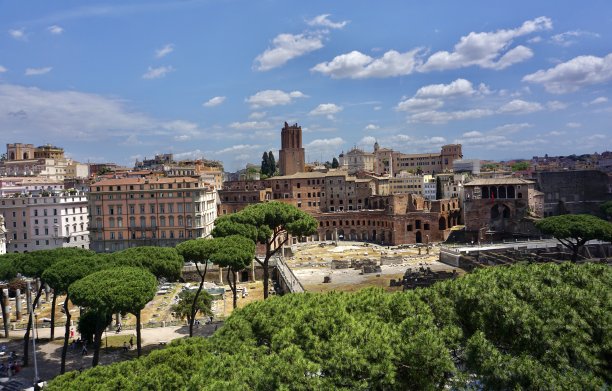 罗马广场，也因其拉丁名字Forum Romanum(意大利语:Foro Romano)而闻名，是一个长方形的广场，周围是罗马市中心几座重要的古代政府建筑的废墟。图片下载