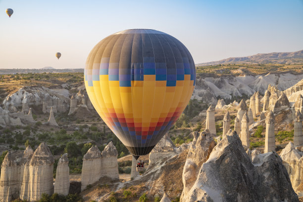 令人惊叹的早晨景色和卡帕多西亚的气球在日出时起飞。图片下载