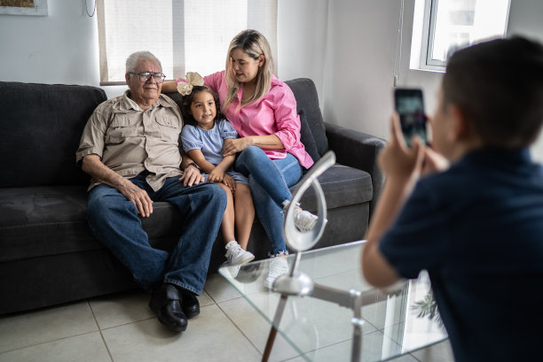 多代家庭在家里拍照图片下载