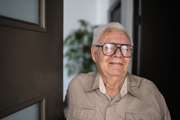 老人在家的肖像图片下载