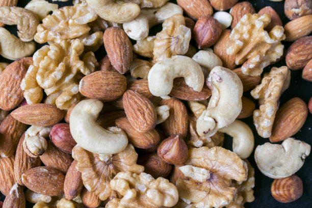 各种各样的坚果特写。健康的饮食概念图片下载