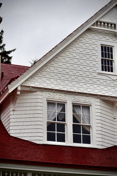 带有蕾丝窗帘的维多利亚式房子图片下载