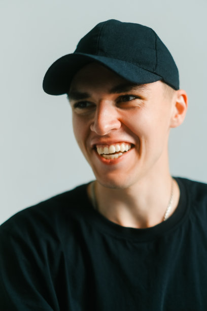 时尚帅气的白人男子肖像时尚模特t恤和帽子，工作室拍摄。图片下载