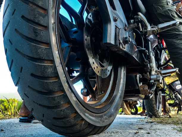 从地面看轮胎图片下载