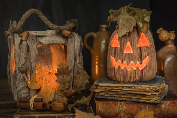 万圣节南瓜头南瓜灯的木制背景。可怕的地方。蜡烛点亮的万圣节南瓜。有颂歌的传统节日图片下载