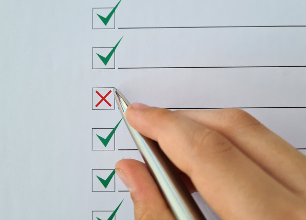 孩子把答案放在“考试”的复选框中图片下载