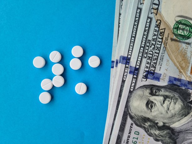 美国钞票上的药片或阿片类药物。医疗费用、药品费用、类阿片危机费用图片下载