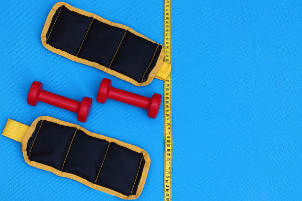 健身运动器材。哑铃，脚踝哑铃，护身符。健身背景。图片下载