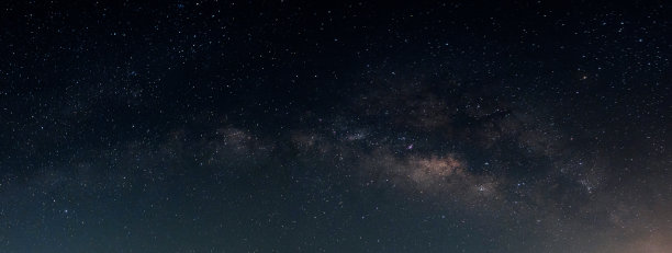 全景蓝色夜空银河和星星在黑暗的背景。夜空中有很多星星。带着噪音和谷物。照片由长曝光和选择白平衡。图片下载