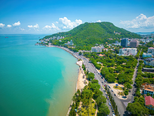 翁头市鸟瞰图，美丽的日落和许多船只。图片下载