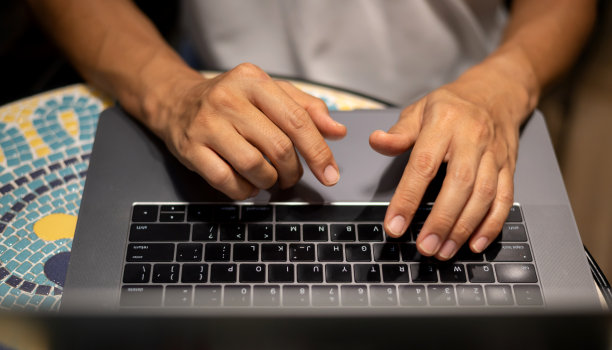 男人用笔记本电脑和咖啡杯，搜索网页，浏览信息，有工作在家里软焦点图片Vintage概念图片下载