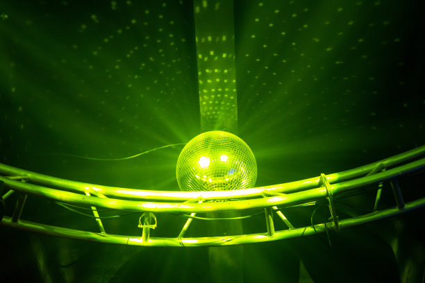 舞台灯光。一些进入挑檐底面。音乐会。银镜迪斯科球在聚光灯的光线图片下载