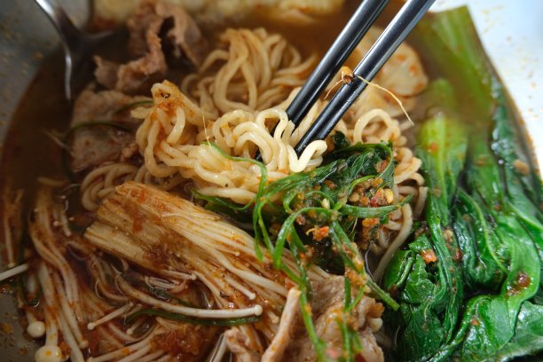 麻辣面火锅用蔬菜汤和金针菇，麻辣汤，四川麻辣火锅汤料图片下载