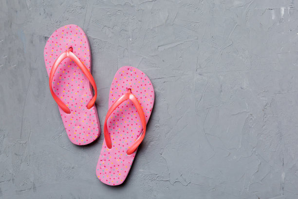 平面布局与彩色背景上的人字拖和贝壳组成。文本俯视图的空间图片下载