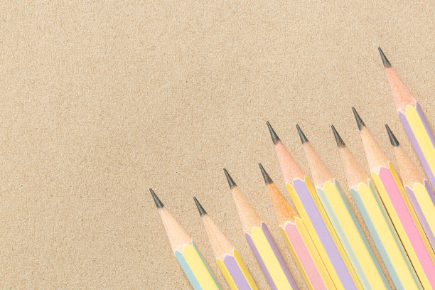 铅笔在棕色的背景，木铅笔在棕色的纸上，几支铅笔在棕色的纸上，木棕色的铅笔放在棕色的纸上作为背景的俯视图图片下载