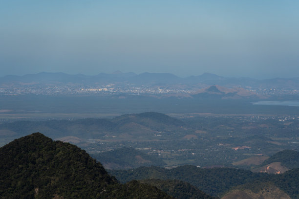 里约热内卢、瓜纳巴拉湾和Baixada Fluminense的城市视图。图片来自Teresópolis。有很多山丘和山脉。阳光灿烂的日子图片下载