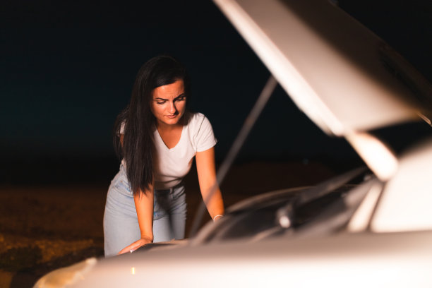 一位年轻女子在路边修汽车图片下载
