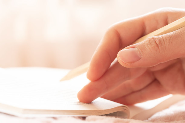 拿着木笔的女人正在看书。图片下载