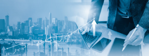 双曝光-商人使用笔记本电脑，城市景观和金融图，符号箭头，股票图和图表背景，概念增长业务，投资，股票市场和战略市场计划图片下载
