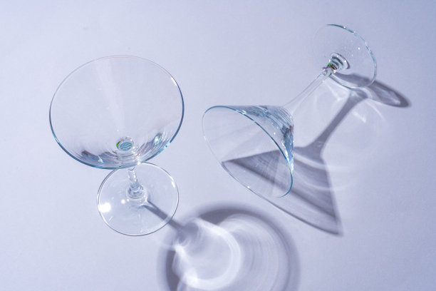 两个空的酒杯在灰色背景俯视图图片下载