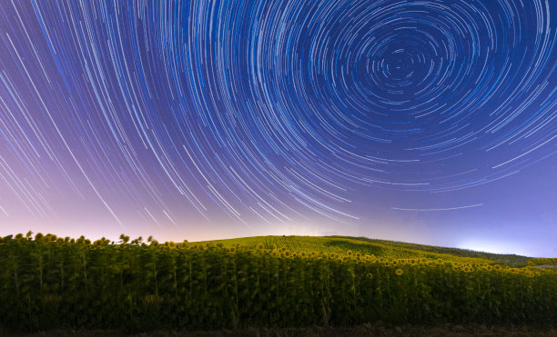 世界上最美丽的宇航员照片(恒星、银河系、流星)图片下载