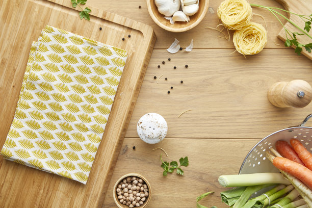 素食食材放在现代的木制厨房桌面上图片下载