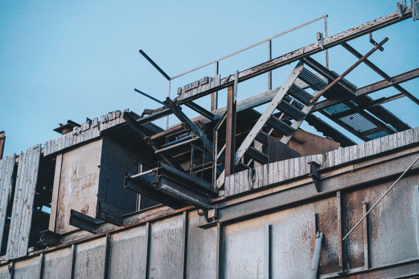 黄昏时的传送带图片下载