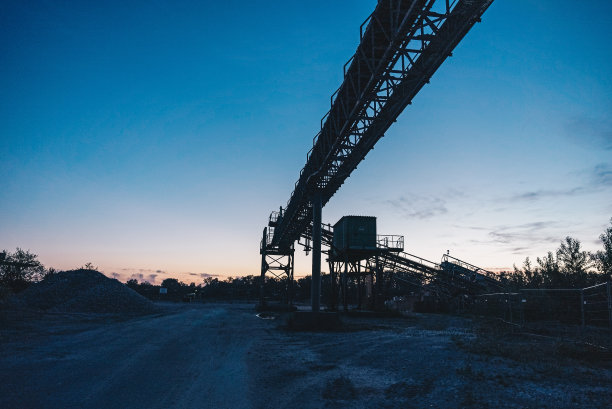 黄昏时的传送带图片下载