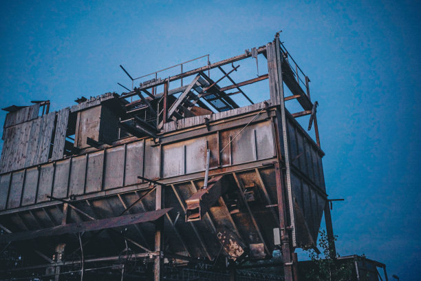 黄昏时的传送带图片下载