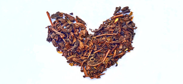 白灰色背景的烤茶叶。茶树植物。图片下载