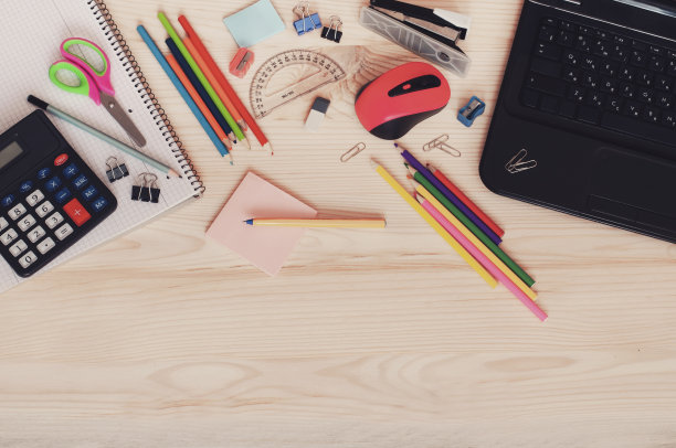 回到学校，桌子上放着有写字空间的学习用品图片下载