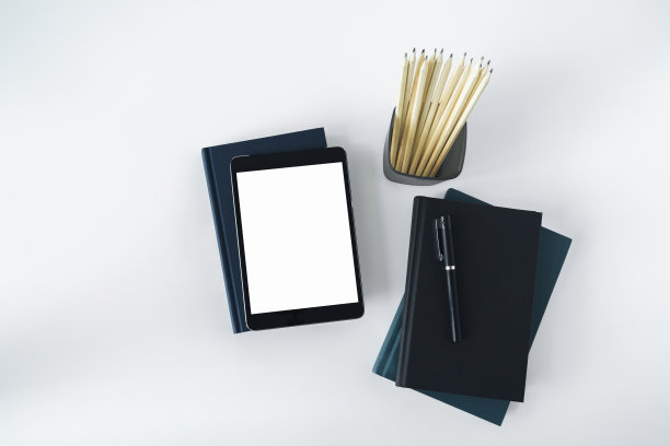 平板电脑模拟与空白或空白屏幕与书或教科书堆栈的拷贝空间。通过互联网或网络空间在线使用或商务、工作或教育学习图片下载