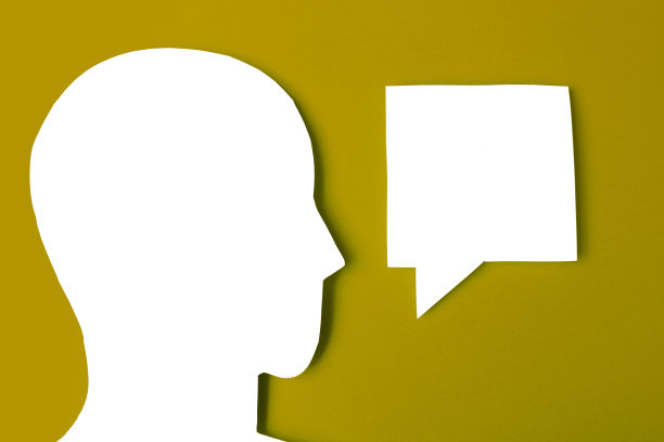 在彩色背景上复制纸面和语音泡泡空间，用于文字、交流、象征图片下载